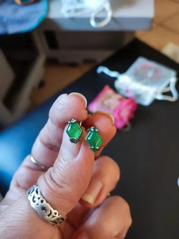 Boucle d oreille argenté et pierre verte neuve